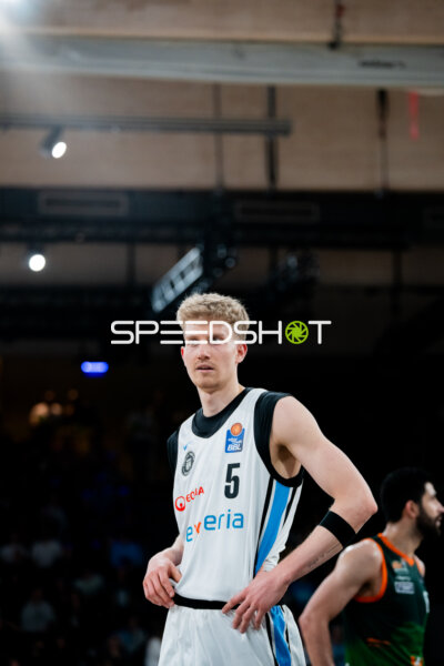 Szene mit Zsombor Maronka (5; Veolia Towers Hamburg) und Behnam Yakhchali Dehkordi (8; Gladiators Trier)