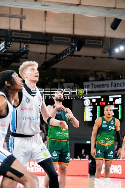 Zsombor Maronka (5; Veolia Towers Hamburg) und Behnam Yakhchali Dehkordi (8; Gladiators Trier) in Aktion