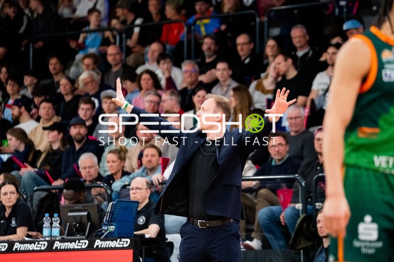 Jacques Schneider (999; Gladiators Trier) am Spielfeldrand