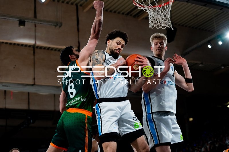 Spielaktion mit Devon Daniels (21; Veolia Towers Hamburg) und Zsombor Maronka (5; Veolia Towers Hamburg)