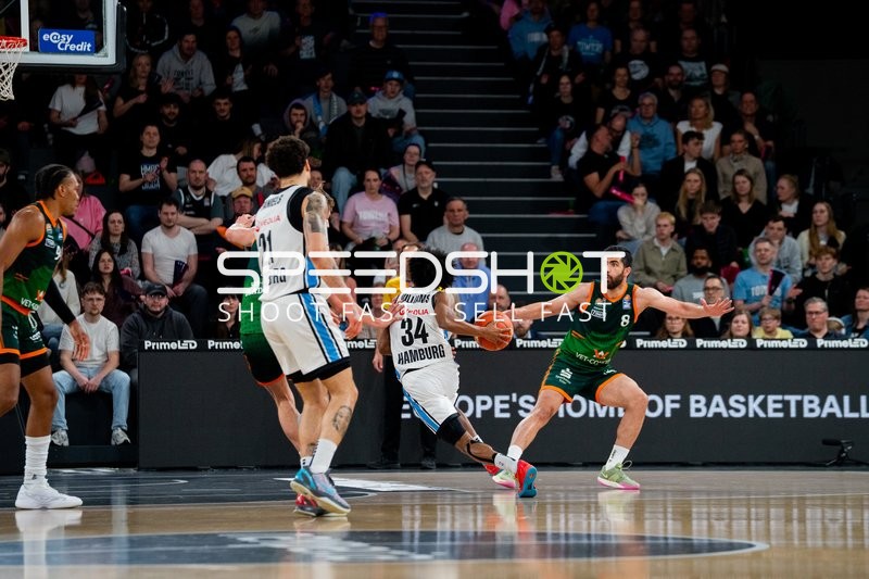 Behnam Yakhchali Dehkordi (8; Gladiators Trier) verteidigt gegen Ross Williams (34; Veolia Towers Hamburg)