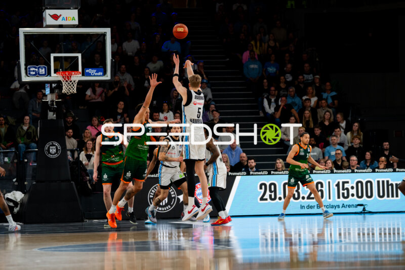 Spielaktion mit Marten Linßen (12; Gladiators Trier)