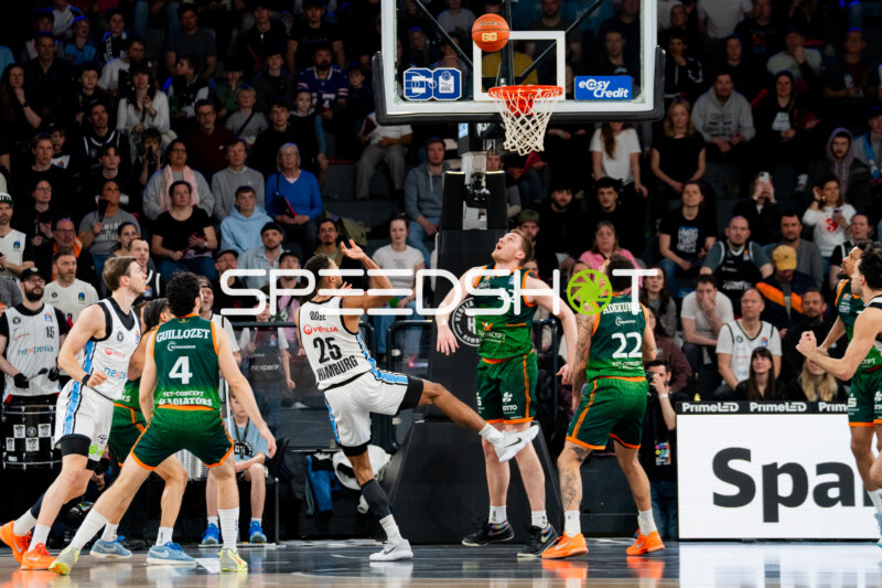Spielaktion mit Kenneth Ogbe (25; Veolia Towers Hamburg) und Marten Linßen (12; Gladiators Trier)