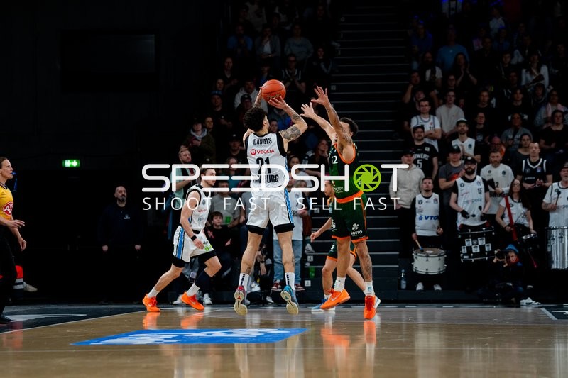 Spielaktion mit Devon Daniels (21; Veolia Towers Hamburg)