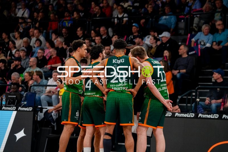 Szene mit Nolan Adekunle (22; Gladiators Trier) und Teamkollegen