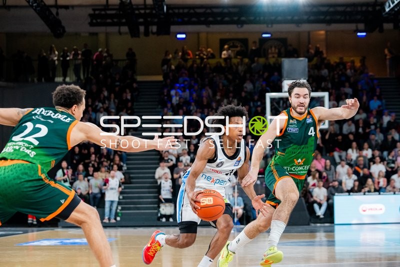 Spielaktion mit Clayton Thomas Guillozet (4; Gladiators Trier) und Ross Williams (34; Veolia Towers Hamburg)