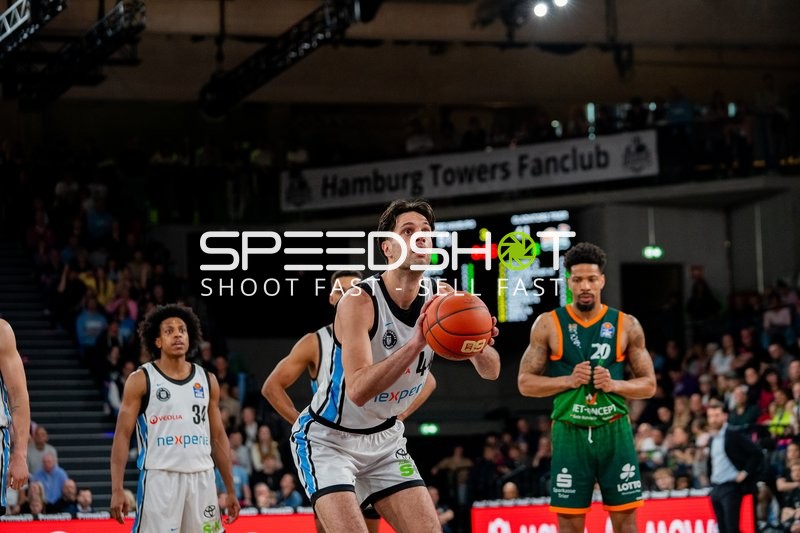 Benedikt Turudic (44; Veolia Towers Hamburg) mit Ball in Aktion