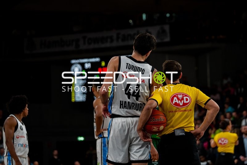 Szene mit Benedikt Turudic (44; Veolia Towers Hamburg) und Osaro Jurgen Rich (3; Veolia Towers Hamburg)