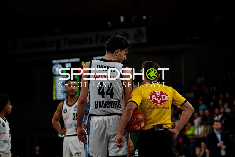 Kenneth Ogbe (25; Veolia Towers Hamburg) und Benedikt Turudic (44; Veolia Towers Hamburg) auf dem Spielfeld