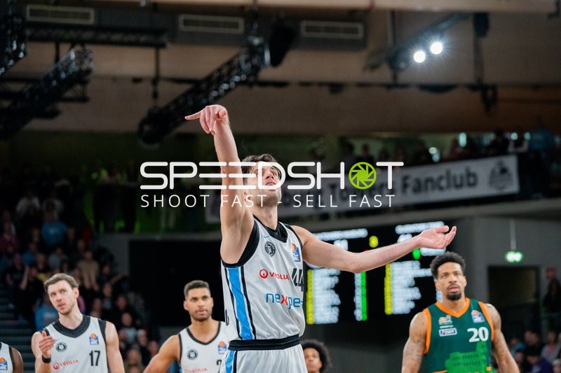 Spielaktion mit Benedikt Turudic (44; Veolia Towers Hamburg)