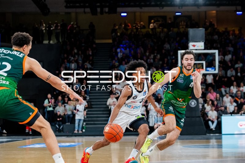 Spielaktion mit Clayton Thomas Guillozet (4; Gladiators Trier) und Ross Williams (34; Veolia Towers Hamburg)