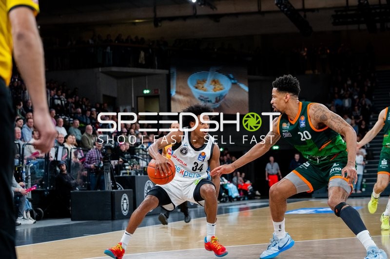 Urald King (20; Gladiators Trier) verteidigt gegen Ross Williams (34; Veolia Towers Hamburg)