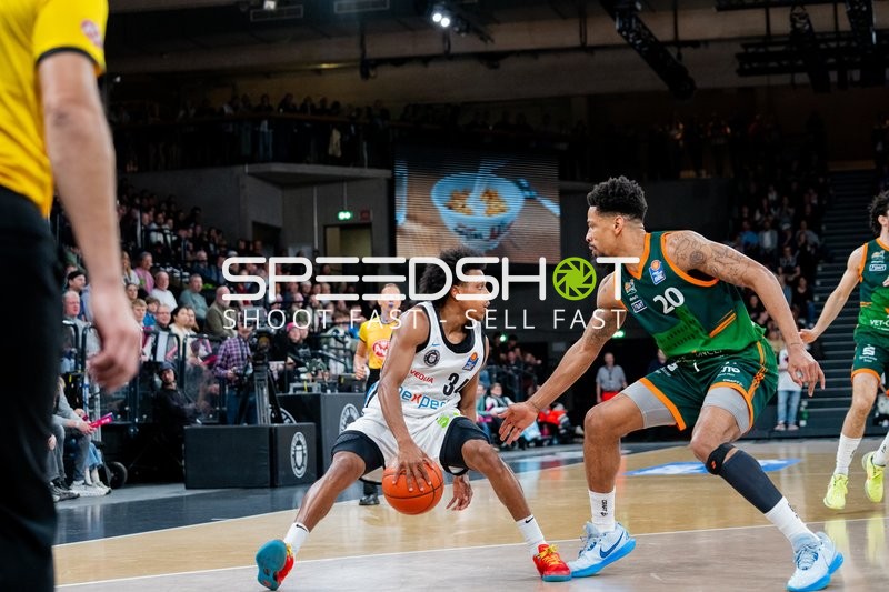 Urald King (20; Gladiators Trier) und Ross Williams (34; Veolia Towers Hamburg) in Aktion