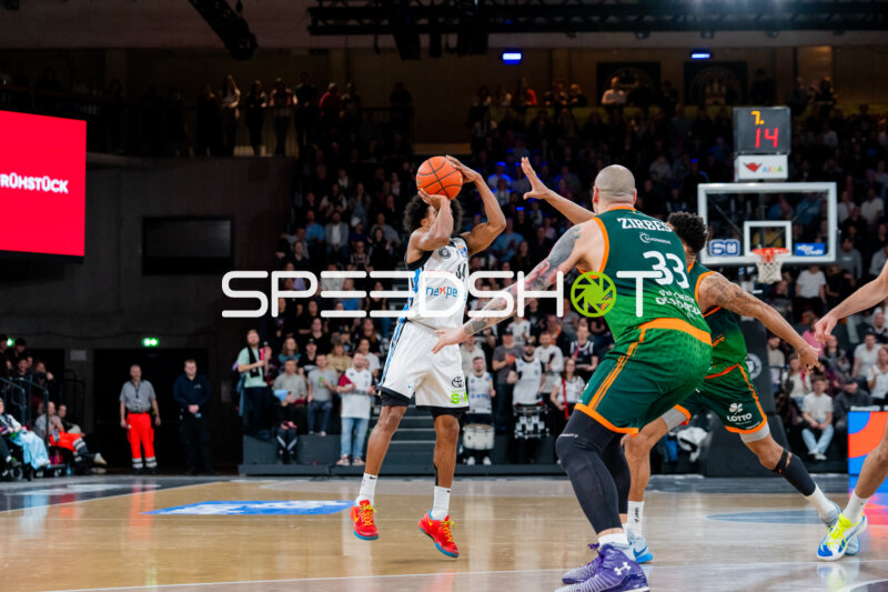 Spielaktion mit Ross Williams (34; Veolia Towers Hamburg) und Maik Zirbes (33; Gladiators Trier)