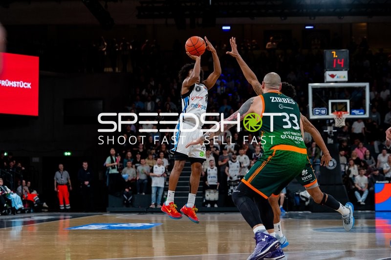 Spielaktion mit Maik Zirbes (33; Gladiators Trier) und 12; Veolia Towers Hamburg