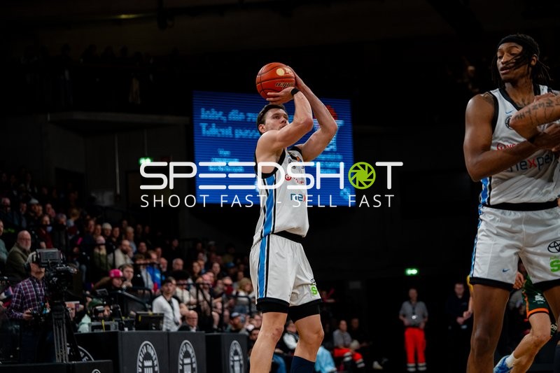 15; Veolia Towers Hamburg mit Wurf