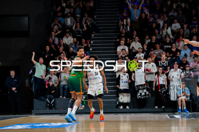 Urald King (20; Gladiators Trier) und Ross Williams (34; Veolia Towers Hamburg) im Zweikampf