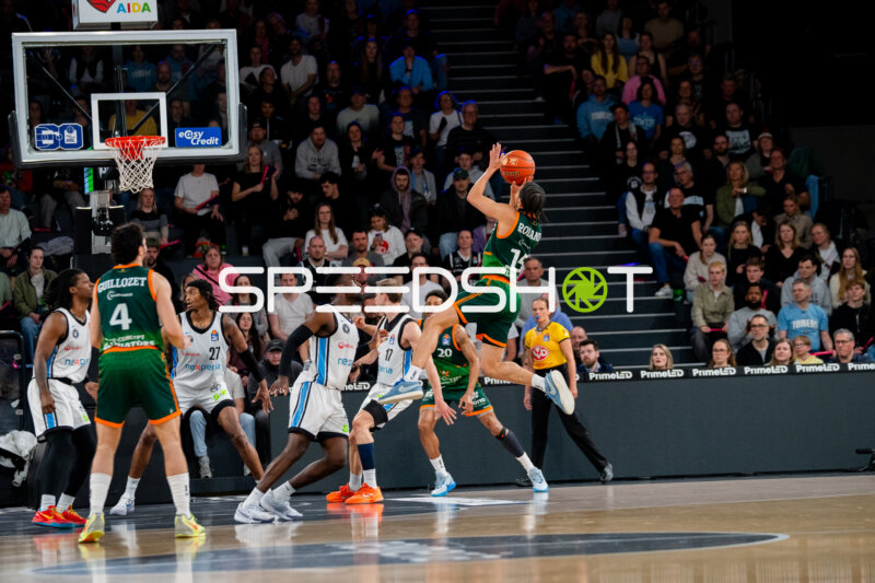 Spielaktion mit Jordan Roland (15; Gladiators Trier) und Leonard Thorpe Jr. (2; Veolia Towers Hamburg)