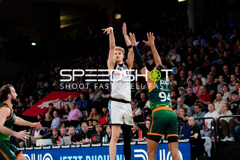 Spielaktion mit Zsombor Maronka (5; Veolia Towers Hamburg) und John Stuart Mann (24; Gladiators Trier)