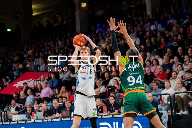 Zsombor Maronka (5; Veolia Towers Hamburg) mit Wurf gegen Urald King (20; Gladiators Trier)