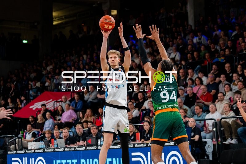 Zsombor Maronka (5; Veolia Towers Hamburg) mit Wurf gegen Urald King (20; Gladiators Trier)