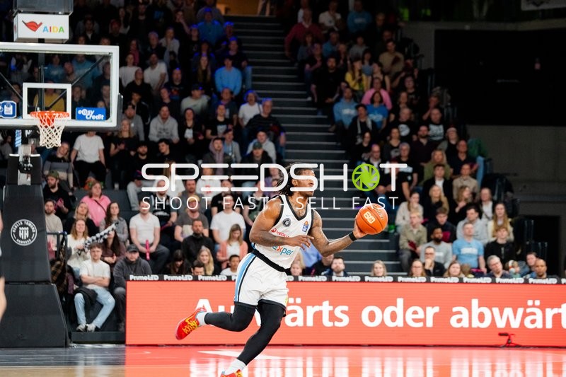 Leonard Thorpe Jr. (2; Veolia Towers Hamburg) mit Ball in Aktion