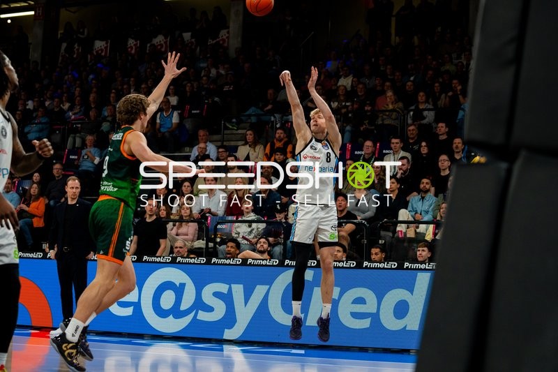 Spielaktion mit Jared Grey (8; Veolia Towers Hamburg) und Clayton Thomas Guillozet (4; Gladiators Trier)