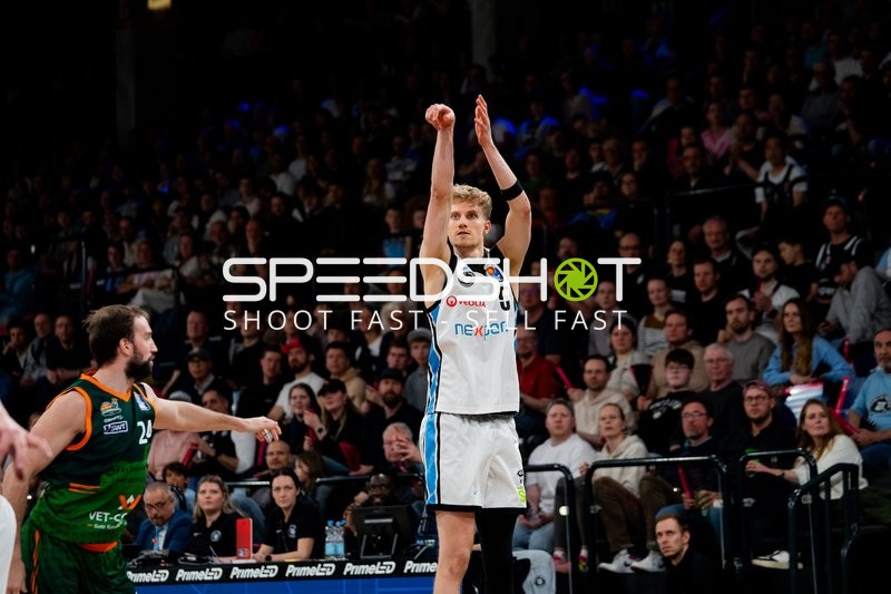 Zsombor Maronka (5; Veolia Towers Hamburg) mit Wurf, John Stuart Mann (24; Gladiators Trier) verteidigt