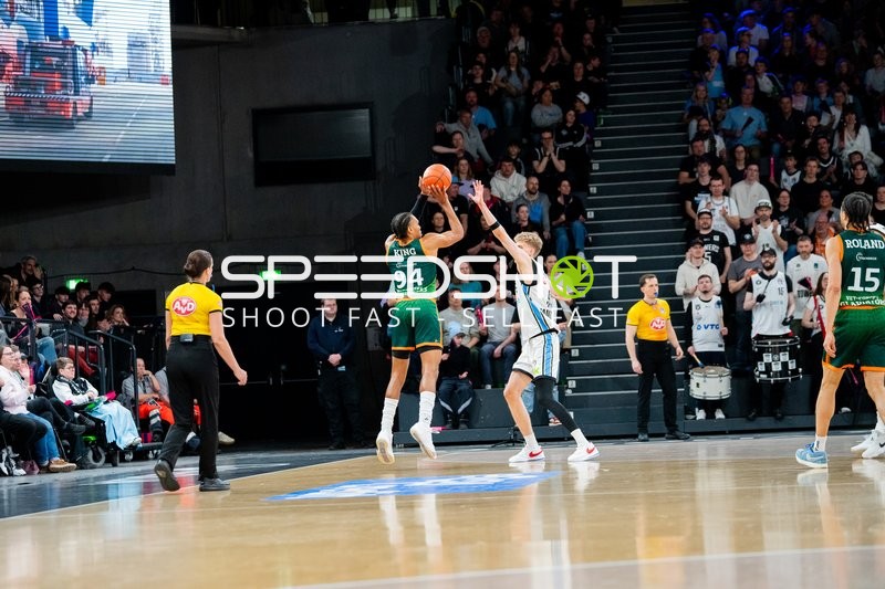 94; Gladiators Trier mit Wurf gegen Osaro Jurgen Rich (3; Veolia Towers Hamburg)