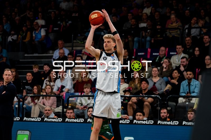 Zsombor Maronka (5; Veolia Towers Hamburg) mit Wurf