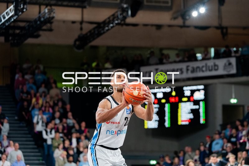 Kenneth Ogbe (25; Veolia Towers Hamburg) mit Wurf