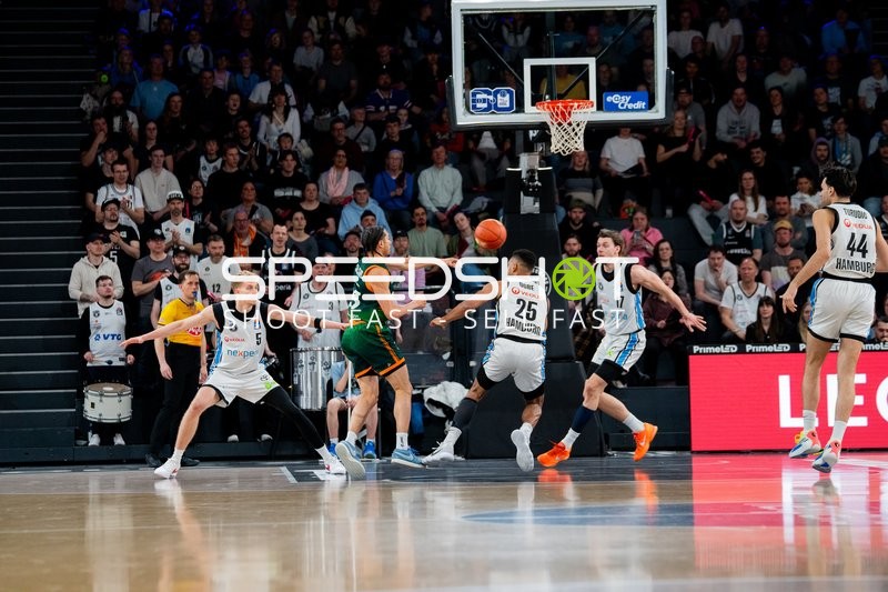 Zsombor Maronka (5; Veolia Towers Hamburg) in Aktion