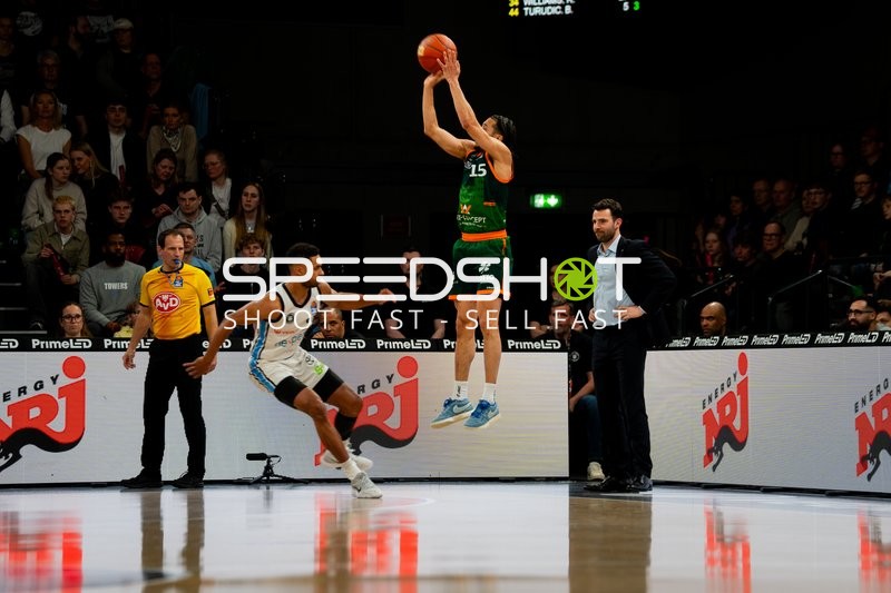 Jordan Roland (15; Gladiators Trier) mit Wurf, Benka Barloschky (999; Veolia Towers Hamburg) und Martin Breunig (13; Veolia Towers Hamburg) am Spielfeldrand