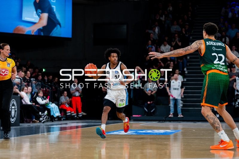 Ross Williams (34; Veolia Towers Hamburg) mit Ball