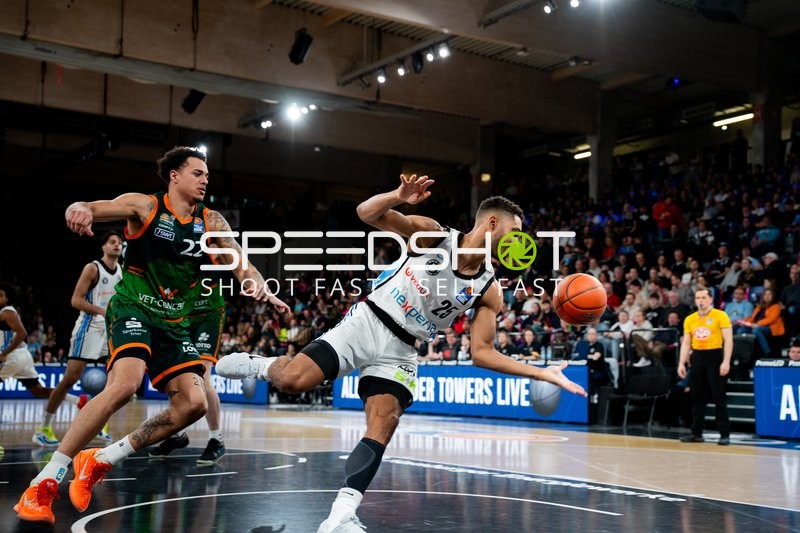 26; Veolia Towers Hamburg mit Ball gegen Nolan Adekunle (22; Gladiators Trier)
