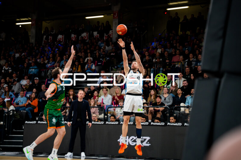 Spielaktion mit Jacques Schneider (999; Gladiators Trier) und Maik Zirbes (33; Gladiators Trier)