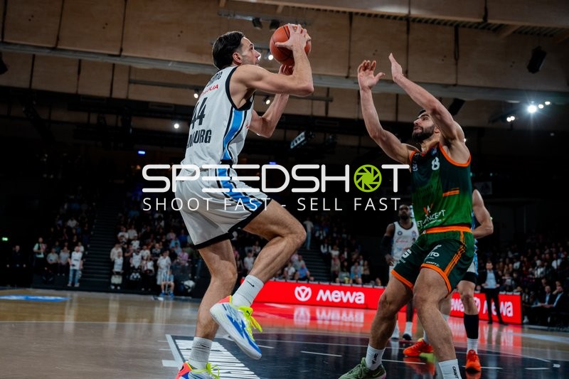 Benedikt Turudic (44; Veolia Towers Hamburg) mit Wurf gegen Behnam Yakhchali Dehkordi (8; Gladiators Trier)