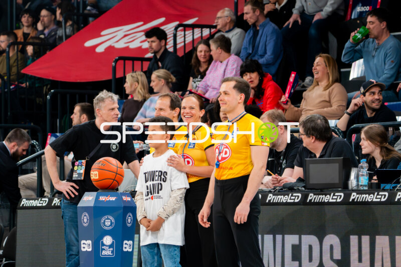 Basketball-Szene mit Offiziellen am Spielfeldrand
