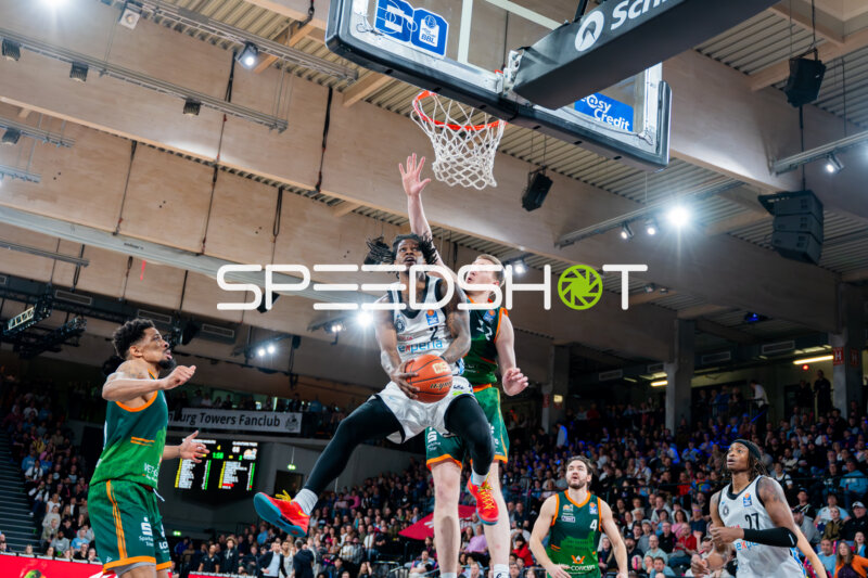 Spielaktion mit Leonard Thorpe Jr. (2; Veolia Towers Hamburg) am Korb