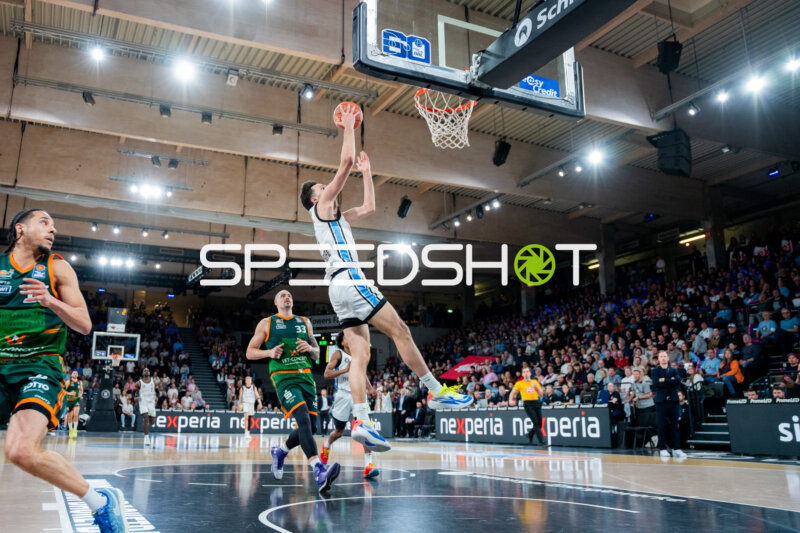 Jordan Roland (15; Gladiators Trier) mit Wurf unter dem Korb