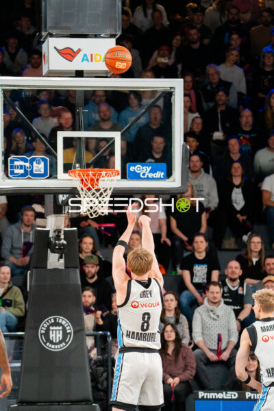 Jared Grey (8; Veolia Towers Hamburg) mit Wurf