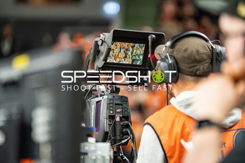 Basketball, Saison 25/26, 1. Bundesliga, 25. Spieltag, ratiopharm Arena Neu-Ulm, Ulm (orange), Bonn (weiß), Kameramann, Copyright: xRalfxJustx