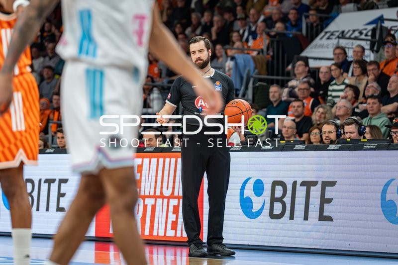 Basketball, Saison 25/26, 1. Bundesliga, 25. Spieltag, ratiopharm Arena Neu-Ulm, Ulm (orange), Bonn (weiß), Schiedsrichter, Copyright: xRalfxJustx