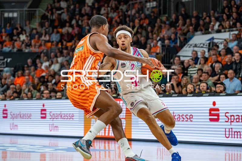 Basketball, Saison 25/26, 1. Bundesliga, 25. Spieltag, ratiopharm Arena Neu-Ulm, Ulm (orange), Bonn (weiß), Alijah Comithier #2 (Bonn), Justin Simon #15 (Ulm),Copyright: xRalfxJustx