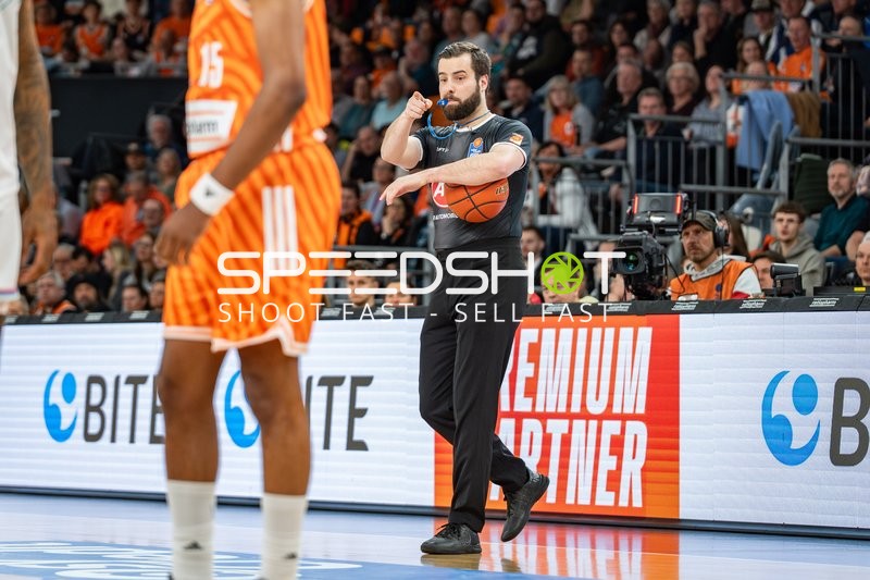 Basketball, Saison 25/26, 1. Bundesliga, 25. Spieltag, ratiopharm Arena Neu-Ulm, Ulm (orange), Bonn (weiß), Schiedsrichter, Copyright: xRalfxJustx