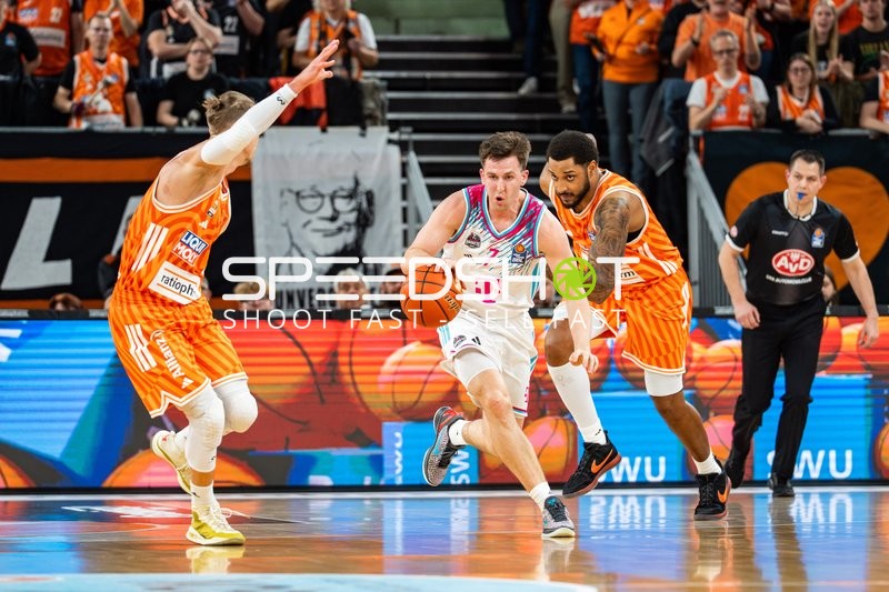 Basketball, Saison 25/26, 1. Bundesliga, 25. Spieltag, ratiopharm Arena Neu-Ulm, Ulm (orange), Bonn (weiß), v.l.n.r. Thomas Klepeisz #22 Ulm), Grayson Murphy #7 (Bonn), Joel Soriano #12, Copyright: xRalfxJustx