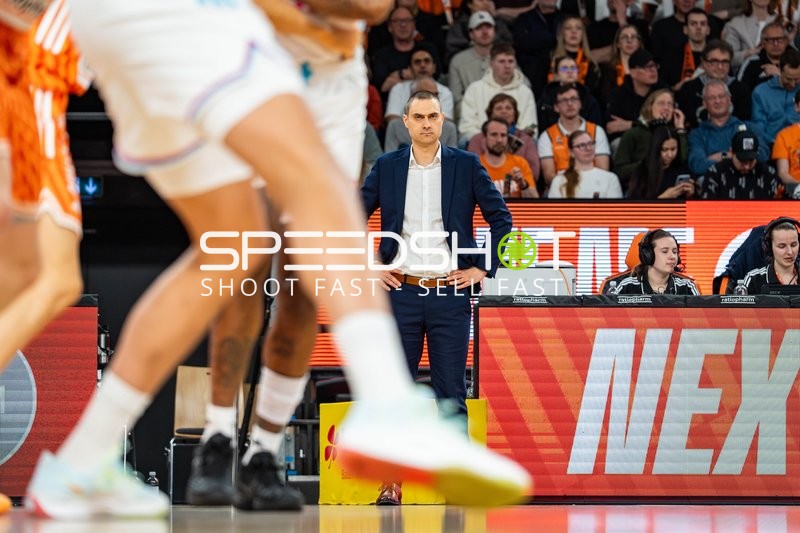 Basketball, Saison 25/26, 1. Bundesliga, 25. Spieltag, ratiopharm Arena Neu-Ulm, Ulm (orange), Bonn (weiß), Marko Stankovic (Headcoach Bonn), Copyright: xRalfxJustx