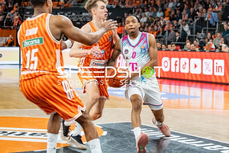 Basketball, Saison 25/26, 1. Bundesliga, 25. Spieltag, ratiopharm Arena Neu-Ulm, Ulm (orange), Bonn (weiß), v.l.n.r. Tobias Jensen #7 (Ulm), Jalen Finch #0 (Bonn), Copyright: xRalfxJustx