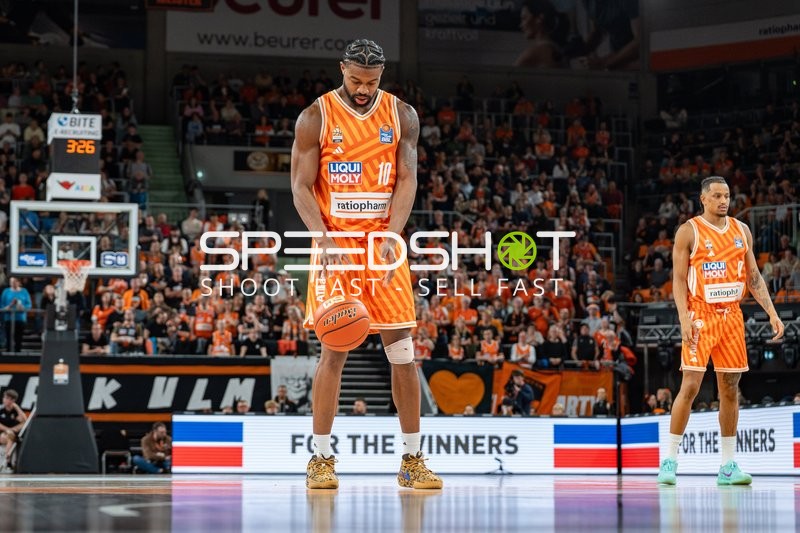 Basketball, Saison 25/26, 1. Bundesliga, 25. Spieltag, ratiopharm Arena Neu-Ulm, Ulm (orange), Bonn (weiß), #10 Malik Osborne (Ulm), Copyright: xRalfxJustx