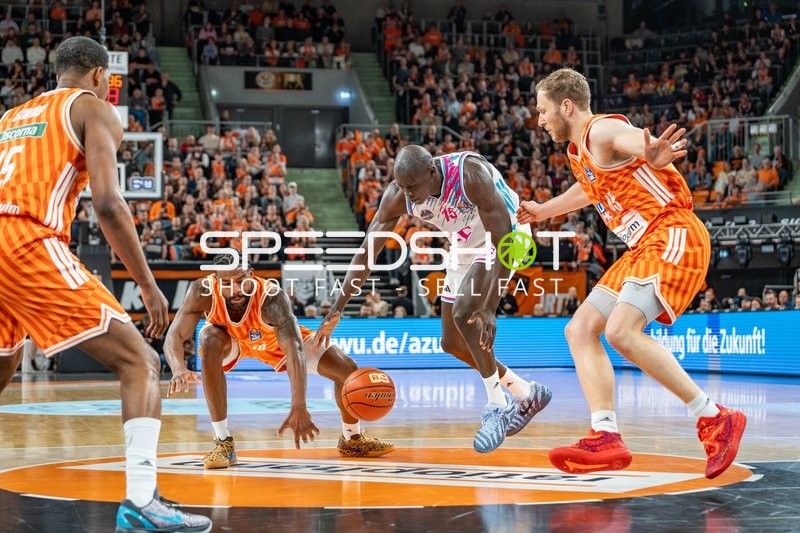 Basketball, Saison 25/26, 1. Bundesliga, 25. Spieltag, ratiopharm Arena Neu-Ulm, Ulm (orange), Bonn (weiß), #10 Malik Osborne (Ulm), Kur Jongkuch #15 (Bonn), Copyright: xRalfxJustx